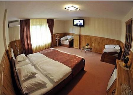 Trojka Hotel Es Panzio โซลนอค ห้อง รูปภาพ